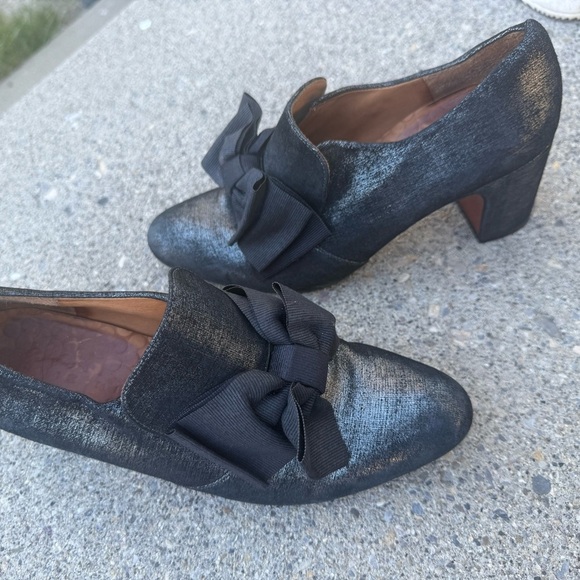 Chie Mihara size 9.5 excellent near new Shimmering Black gold undertones w/ Bows - Picture 8 of 16